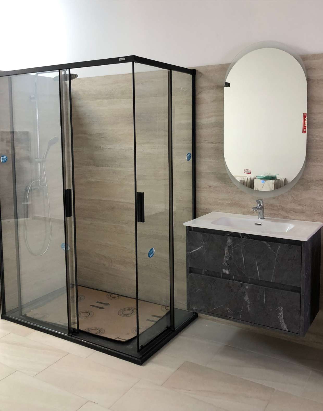 Baño moderno reformado por Reformas C&P, con azulejos nuevos, mobiliario y accesorios instalados.