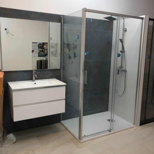 Antes y después de la reforma integral de un baño en Sevilla realizada por Reformas C&P, mostrando alicatados y mobiliario nuevos.